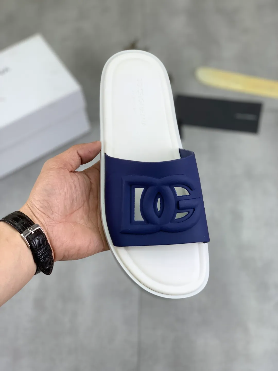 Men's shoes 💰P280 [New model] 💰High-quality slippers💎💎💎 DG official website synchronizes the latest slippers🩴 The highest version on the market, accept material comparison, shoe type comparison, process comparison, practical and textured, versatile and suitable for any occasion, the more you look at it, the more flavorful it becomes. Purely handmade craftsmanship - Upper material, calfskin imported from Italy 🇮🇹 - High-quality water-dyed sheepskin lining - Original high-quality private model customized combination outsole (super comfortable) -Size: 38-45 Color: 5️⃣ colors available